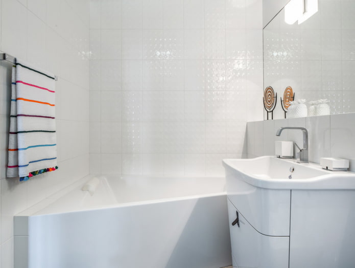 Jubin putih di bilik mandi: reka bentuk, bentuk, kombinasi warna, pilihan susun atur, warna grout