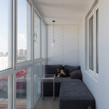 Sofa på balkongen eller loggia: typer, design, skjemaer, overnattingsmuligheter-3