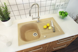 Kjøkkenvasker laget av kunststein: interiørfoto, typer, materialer, former, farger
