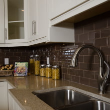Plytelių šernas ant virtuvės prijuostės: tipai, spalvos, dizainas, piešiniai, nuotrauka interjere-8