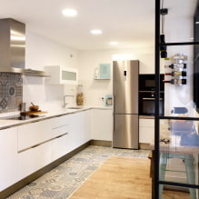 Sự kết hợp của gạch và gỗ trên sàn: ý tưởng thiết kế cho hành lang và nhà bếp-0
