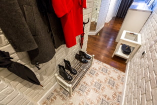 La combinación de baldosas y pisos laminados: ideas de diseño para el pasillo y la cocina.