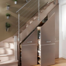 Kleiderschrank unter der Treppe: Typen, Fülloptionen, originelle Ideen in einem Privathaus-0
