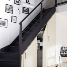 Armari sota les escales: tipus, opcions d'ompliment, idees originals en una casa privada-2