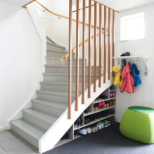 Garderobe under trappen: typer, fyllingsalternativer, originale ideer i et privat hus-5