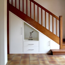Guarda-roupa debaixo da escada: tipos, opções de preenchimento, idéias originais em uma casa particular-8