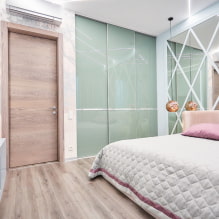 Συρόμενη ντουλάπα σε ένα υπνοδωμάτιο: σχεδιασμός, επιλογές πλήρωσης, χρώματα, φόρμες, διάταξη στο δωμάτιο-2