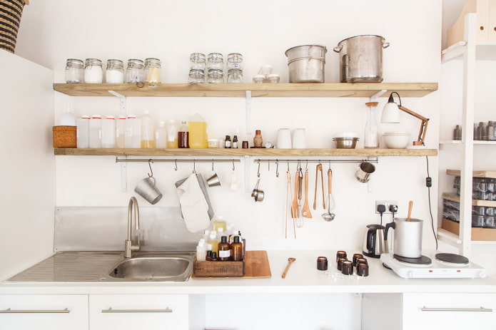Regale für die Küche: Typen, Materialien, Farbe, Design. Wie arrangiere ich? Was soll ich sagen?