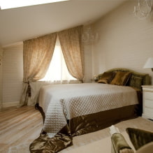 ห้องนอนห้องใต้หลังคา: การแบ่งเขตและเค้าโครงสีสไตล์การตกแต่งเฟอร์นิเจอร์และผ้าม่าน -6