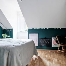 ห้องนอนห้องใต้หลังคา: การแบ่งเขตและเค้าโครงสีสไตล์การตกแต่งเฟอร์นิเจอร์และผ้าม่าน -7