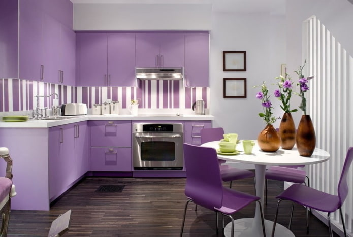 Violetti keittiö: väriyhdistelmät, verhojen valinta, koriste, taustakuva, huonekalut, valaistus ja sisustus
