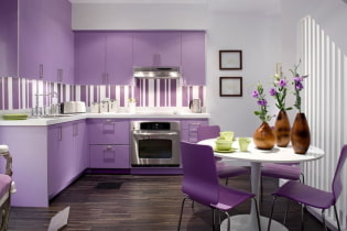 Fiolett kjøkken: fargekombinasjoner, valg av gardiner, dekorasjon, tapet, møbler, belysning og dekor