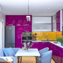 Violetti keittiö: väriyhdistelmät, verhojen valinta, koriste, taustakuva, huonekalut, valaistus ja sisustus-4