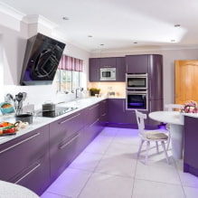 Violetti keittiö: väriyhdistelmät, verhojen valinta, koriste, taustakuva, huonekalut, valaistus ja sisustus-6