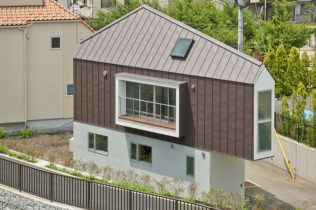 Maison longue et étroite inhabituelle au Japon