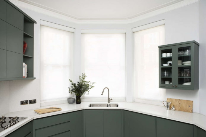 Cozinha com janela de sacada: recursos de design, exemplos de layouts e zoneamento