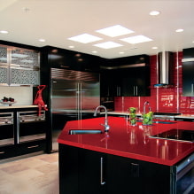 Dapur merah dan hitam: gabungan, pilihan gaya, perabot, kertas dinding dan langsir-1