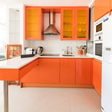 Oranssi keittiö sisustuksessa: suunnittelun piirteet, yhdistelmät, verhojen ja taustakuvien valinta-2