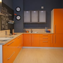 Oranžā virtuve interjerā: dizaina iezīmes, kombinācijas, aizkaru un tapešu izvēle-3