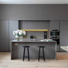 Dapur kelabu di pedalaman: contoh reka bentuk, kombinasi, pilihan kemasan dan langsir-5