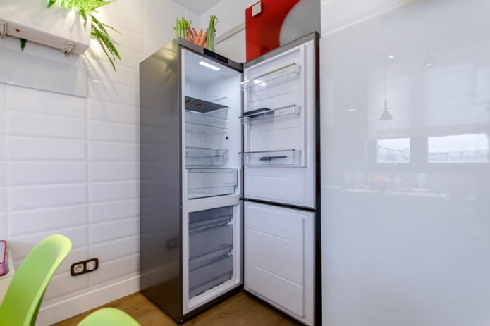 Hvordan arrangeres et køleskab i køkkenet?