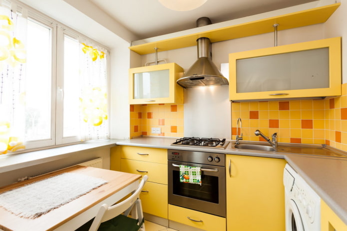 Keltainen keittiö: suunnittelupiirteet, todellisia valokuvaesimerkkejä, yhdistelmiä