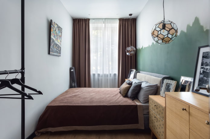 Dormitorio estrecho: fotos en el interior, ejemplos de diseño, cómo organizar la cama
