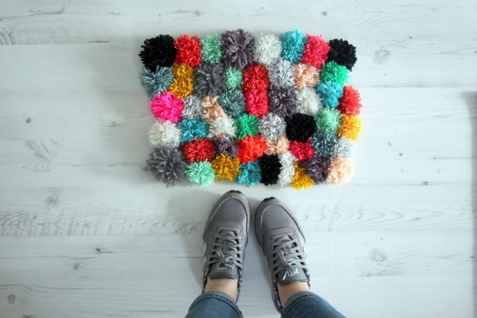 ¿Cómo hacer una alfombra de pompones con tus propias manos?