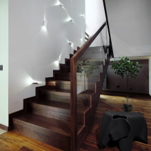 Éclairage d'escalier dans la maison: vraies photos et exemples d'éclairage-7