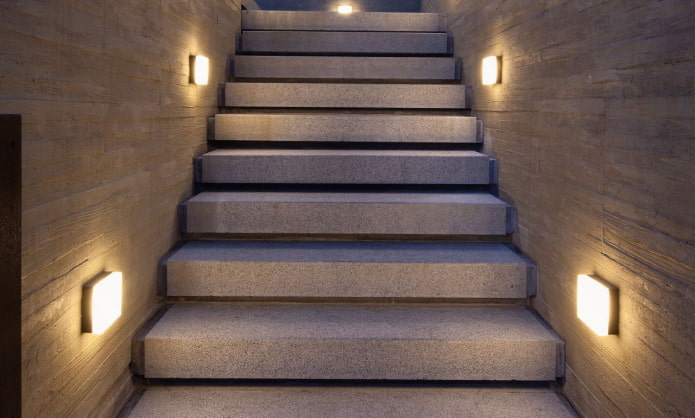 Lépcsőház világítás a házban: valódi képek és világítási példák