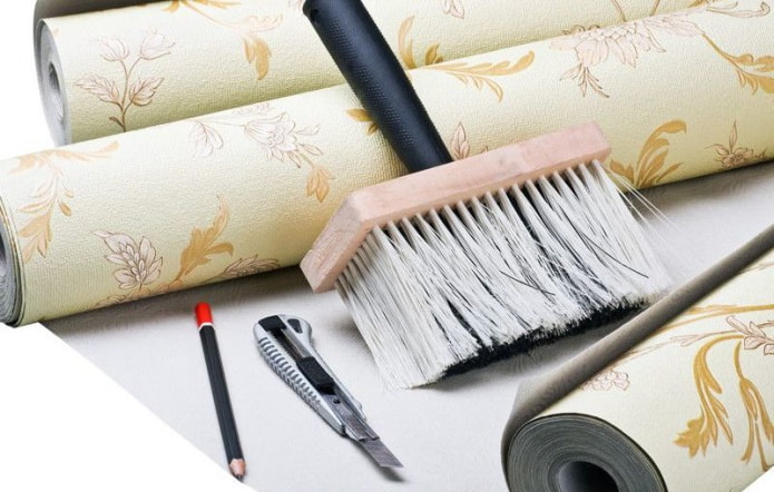 Comment coller du papier peint de vos propres mains: outils, préparation des murs, colle, master class étape par étape