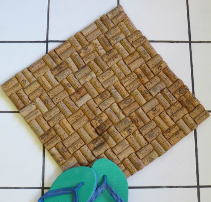 Làm thế nào để làm cho một tấm thảm từ nắp chai?