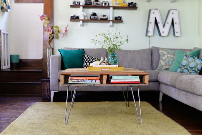 Hvordan laver man et sofabord fra paller med egne hænder?