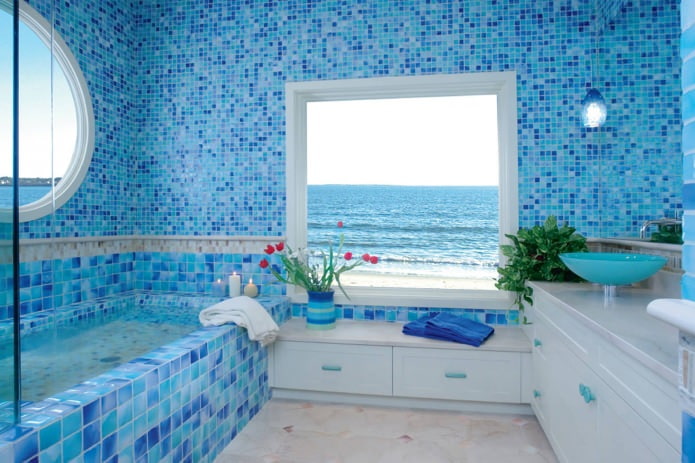 A fürdőszoba kialakítása kék árnyalatú