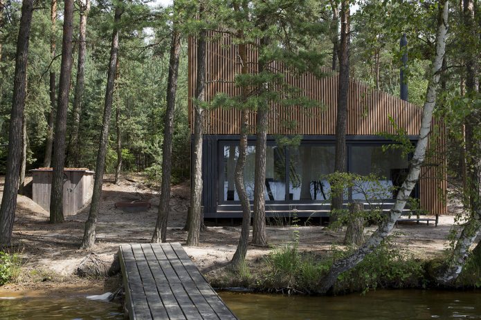 Modern design av ett litet privat hus i skogen