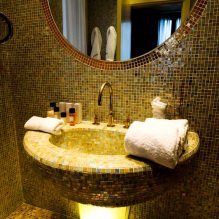 Design de interiores do banheiro na cor ouro -5
